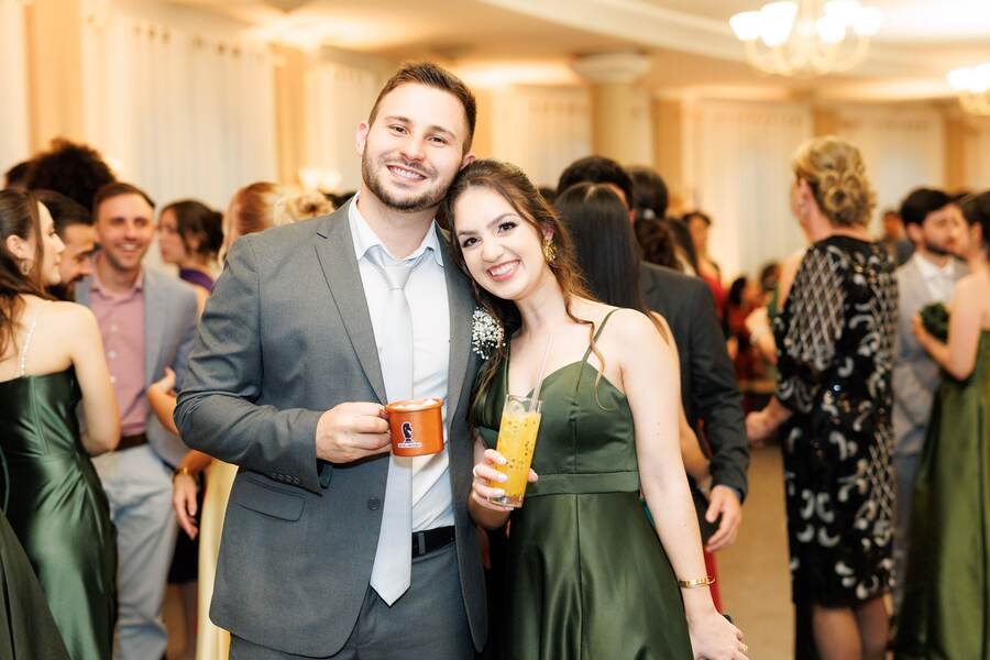 Padrinhos e convidados brindando com drinks Mob Drinks