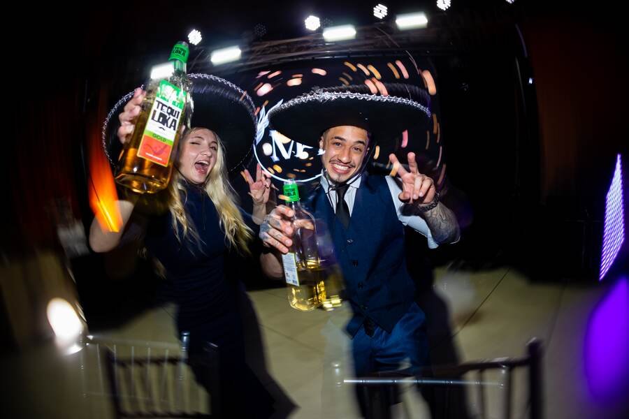 Equipe Mob Drinks animando festa com serviço de tequila