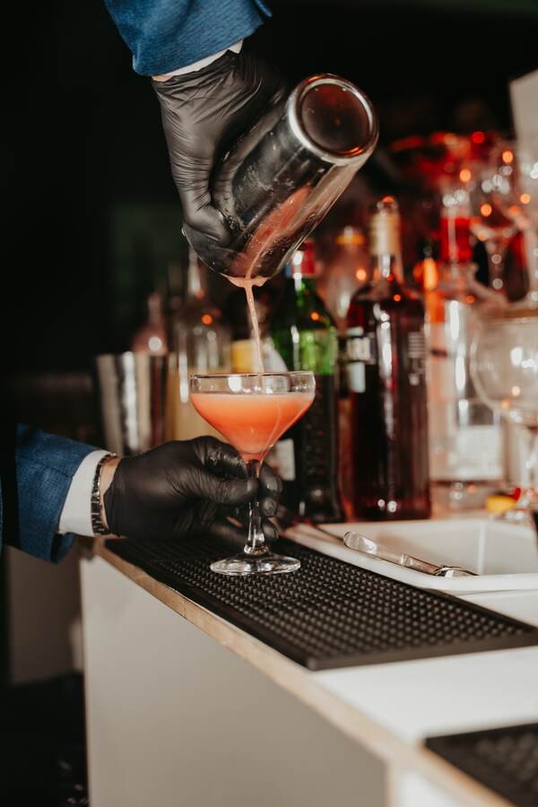Bartender preparando drink autoral Mob Drinks